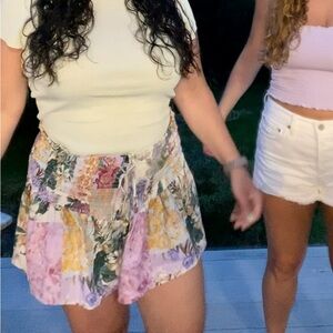 Floral elastic shorts